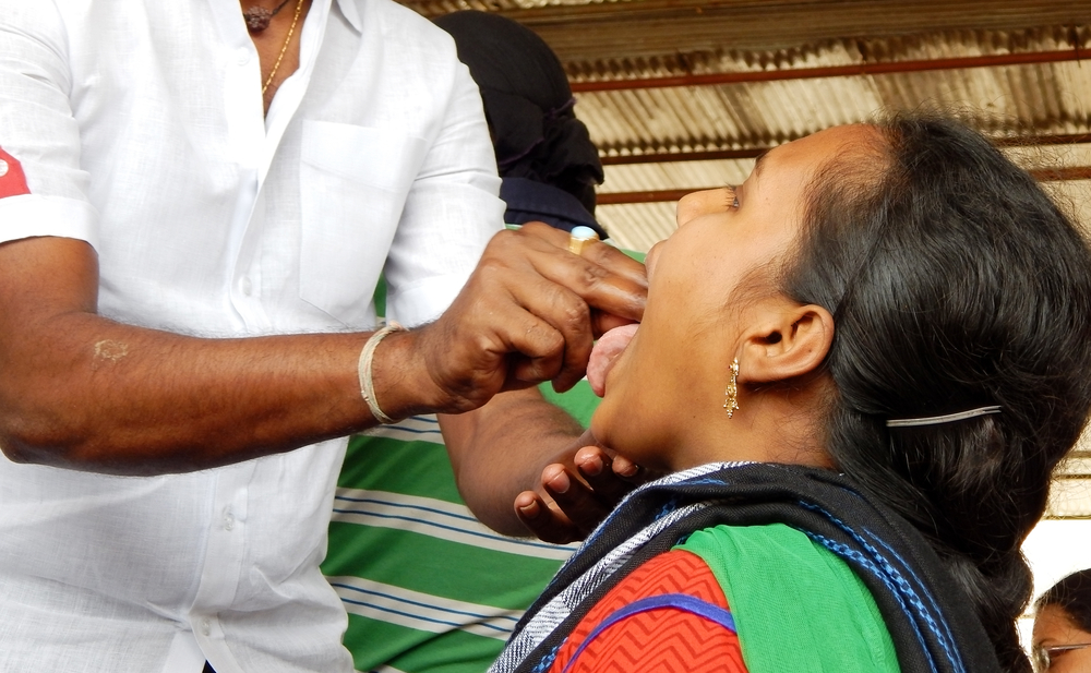 ពលរដ្ឋឥណ្ឌាលេបកូនត្រីទាំងរស់ ជឿថា​អាច​ព្យាបាលហឺត