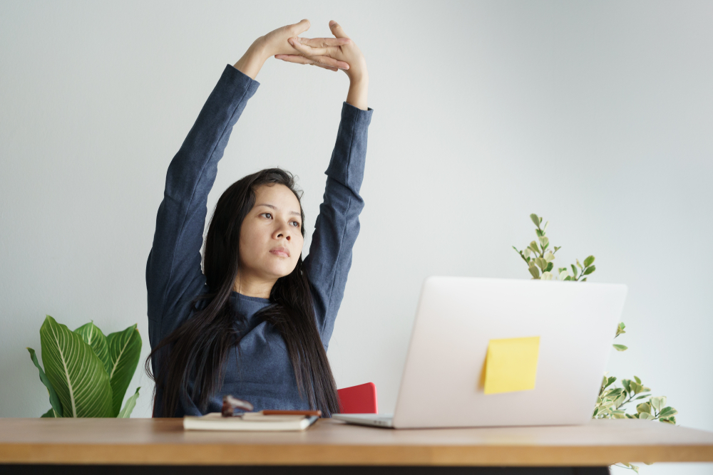 អ្នកអង្គុយធ្វើការយូរ គួរហាត់ប្រាណប៉ុនណា ទើបជួយសុខភាព?