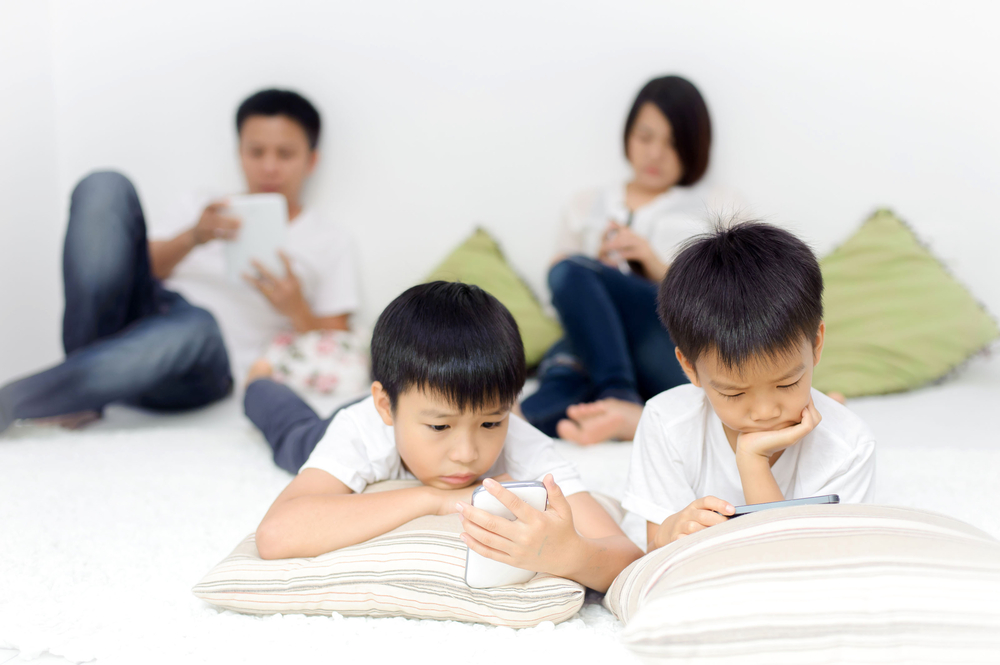 ប៉ាម៉ាក់ចូលចិត្ត​លេង​ទូរសព្ទនៅ​ផ្ទះ អាចនាំឲ្យបាត់​​ទំនាក់ទំនងល្អជាមួយ​កូនៗ