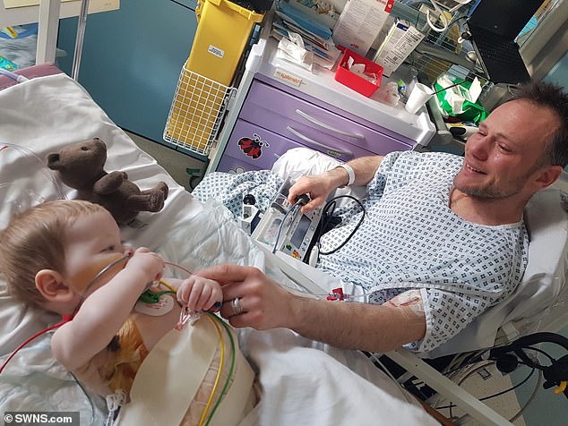 ទឹកចិត្តឪពុក! បរិច្ចាគថ្លើមមិនរុញរា ដើម្បីសង្រ្គោះជីវិតកូនប្រុសពីជំងឺកម្រ