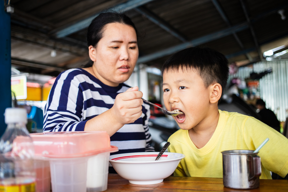 ម៉ាក់ប៉ាទម្លាប់បញ្ចុកបាយកូនរហូតដល់ធំ ល្អទេ?
