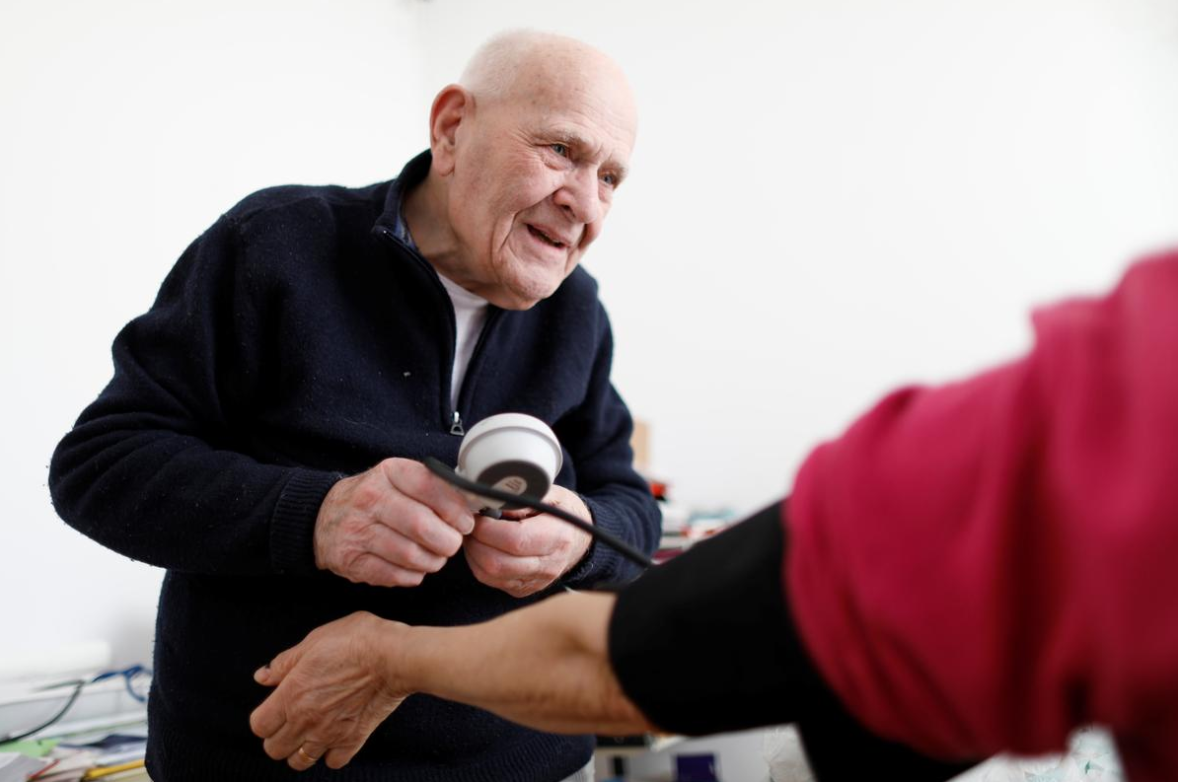 វេជ្ជបណ្ឌិតម្នាក់អាយុ៩៨ឆ្នាំហើយ តែនៅព្យាបាលអ្នកជំងឺ