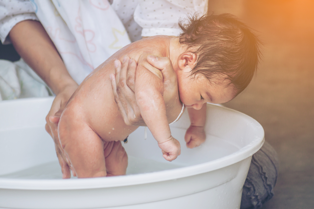 ម៉ាក់ៗឲ្យកូនតូចងូតទឹកក្ដៅ ទទួលបានអត្ថប្រយោជន៍អ្វីខ្លះ?