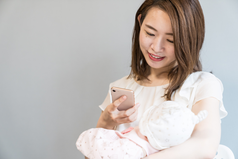 មើលទូរស័ព្ទពេលកូនខ្ចី ធ្វើឲ្យស្រវាំងភ្នែកមែនអត់?