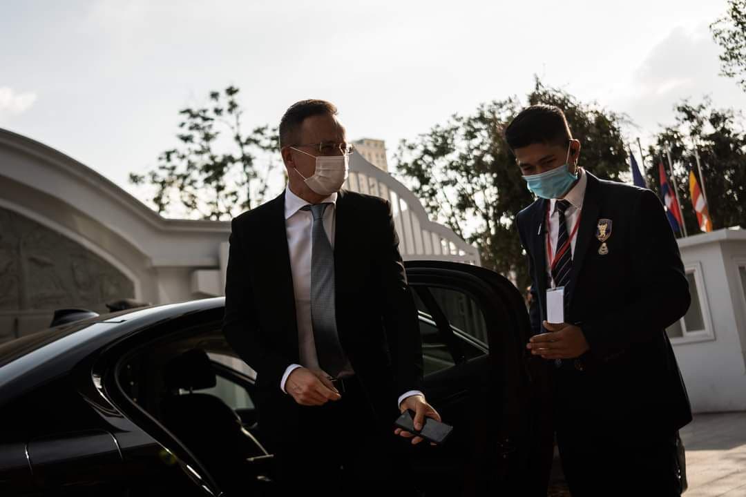 សរុបអ្នកប៉ះពាល់ផ្ទាល់ និង​ប្រយោល កើនជិតដល់ ១០០០ នាក់ហើយ