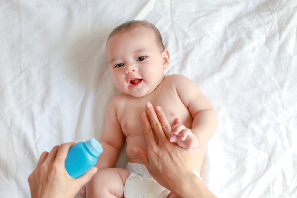 កូនថ្លោសៗឧស្សាហ៍រលាកស្បែកតាមគន្លាក់ គួរលាបម្សៅឲ្យអត់?