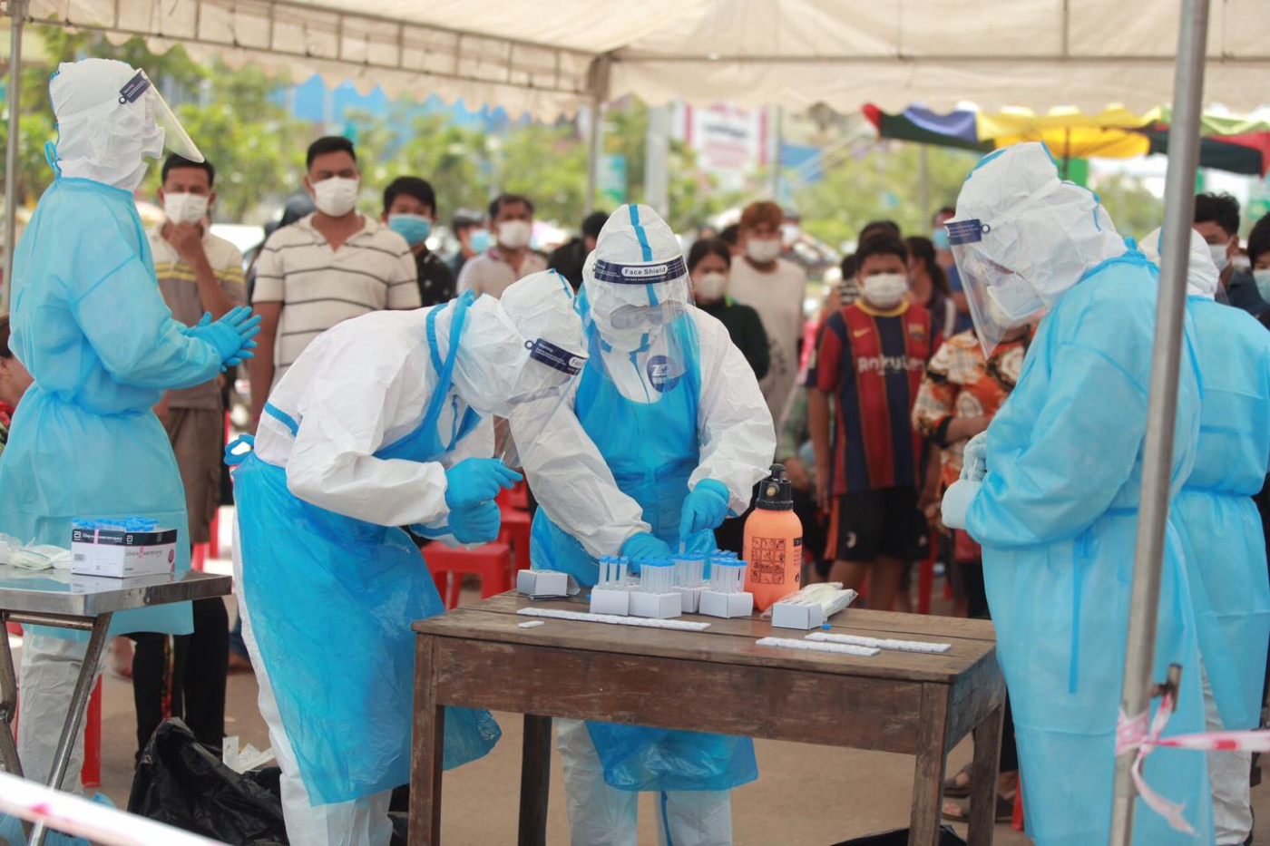 តួលេខឆ្លងថយចុះតែបន្តិចទេ នៅត្រឹម ៨៩៦នាក់ ឯអ្នកស្លាប់វិញមាន ២៨នាក់