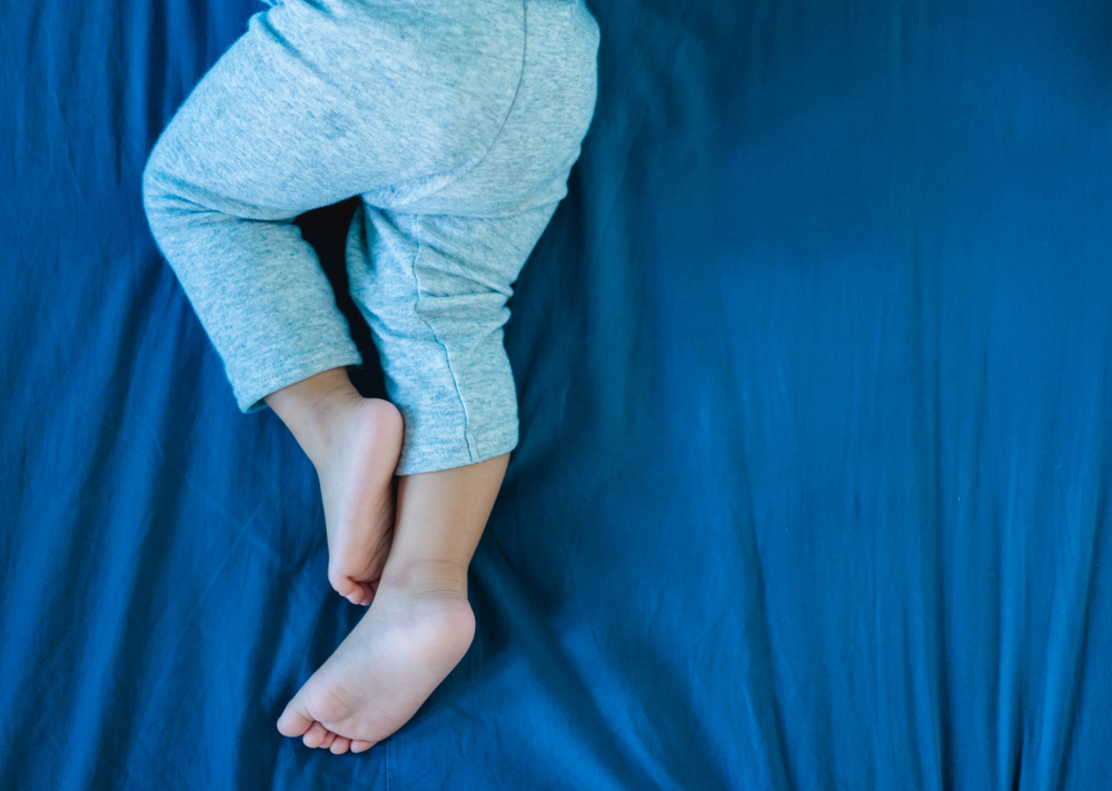 ម៉ាក់ប៉ាឆ្ងល់ទេ ហេតុអ្វីអាអូនត្អូញឈឺចុកជើងពេលយប់ៗឡើង?