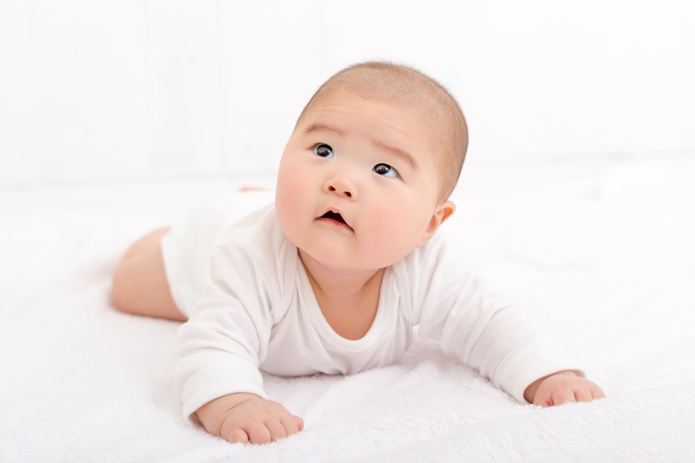 ពេលណាទារកចេះក្រឡាប់? ម៉ាក់ប៉ាគួរជួយកូនបែបណា​ខ្លះ?