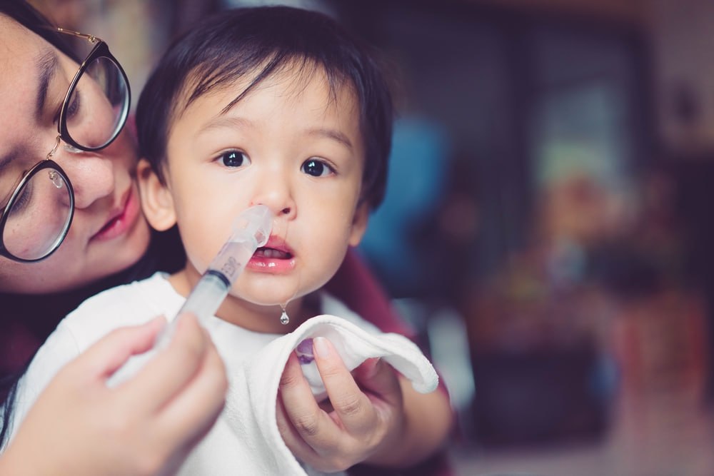 វីធីសាស្រ្តលាងច្រមុះកូនជាមួយសេរ៉ូមប្រៃត្រឹមត្រូវតាមបចេ្ចកទេស